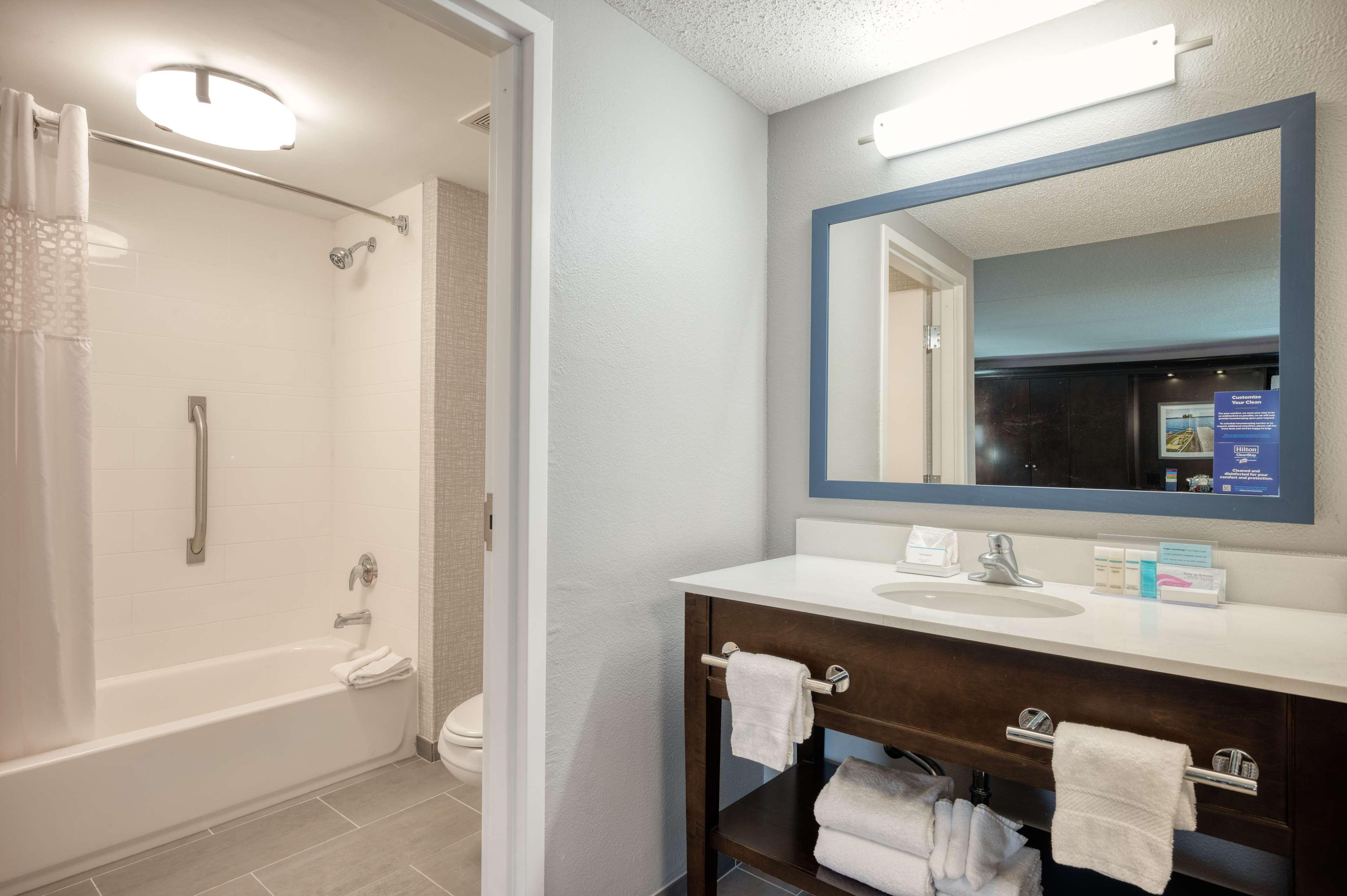 Hampton Inn Джейнсвил Екстериор снимка