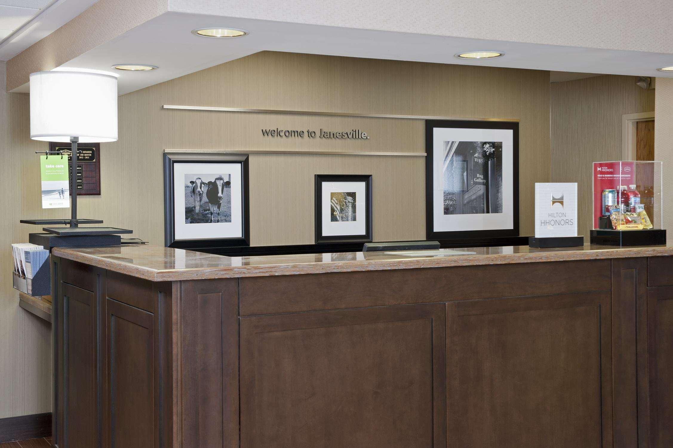 Hampton Inn Джейнсвил Екстериор снимка